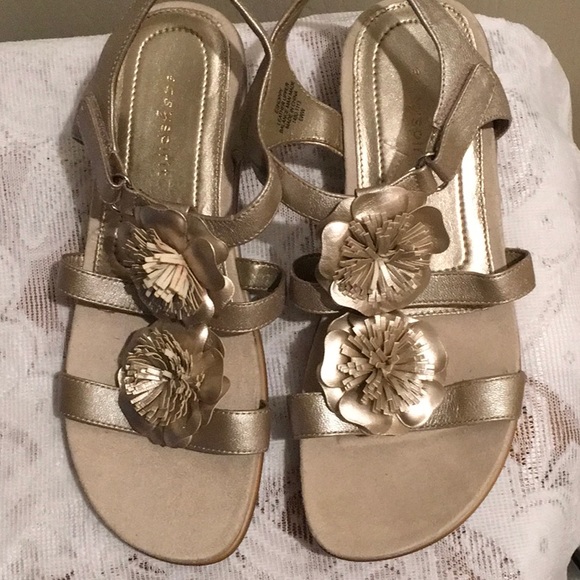 EASY SPIRIT LEATHER SANDAL Sz6W. SILVER W/FLOWERS - Picture 1 of 5